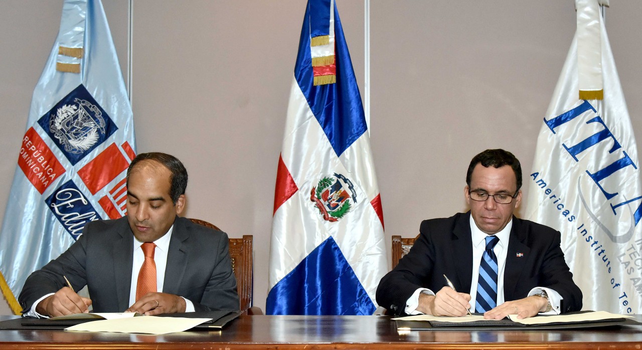  imagen Ministro Andrés Navarron junto a Director del ITLA José Armando Tavárez Rodríguez firmando acuerdo para nuevos politécnicos. 