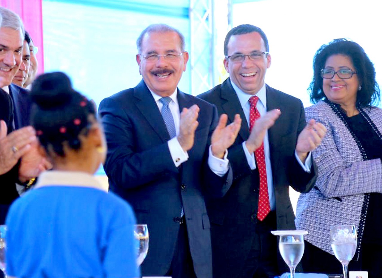  imagen Presidente Danilo Medina junto a Ministro Andrés Navarro y demas autoridades educativas de Guanuma sonriendo de pie posterior a discurso de estudiante en entrega del moderno centro educativo 