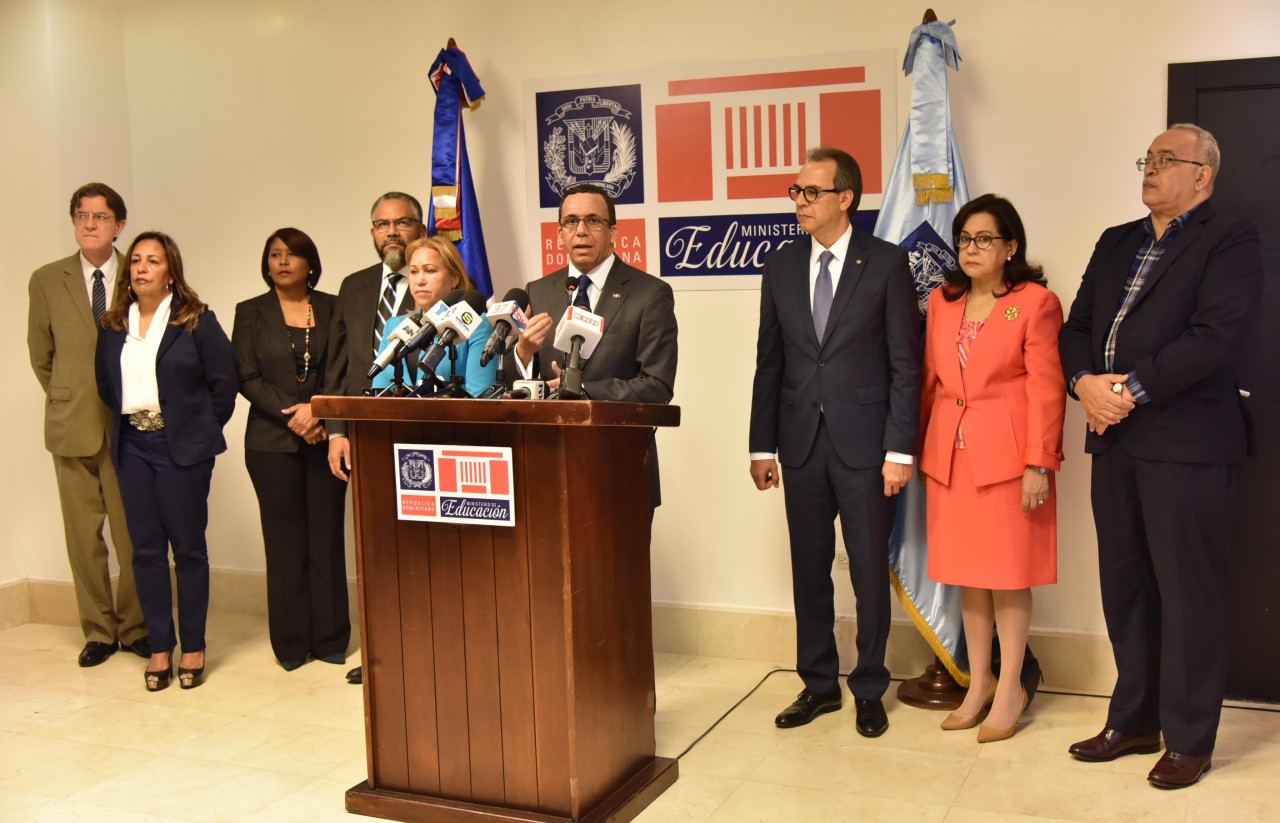  imagen Ministro Andrés Navarro en podium acompañado de viceministros de este Ministerio de Educación. 
