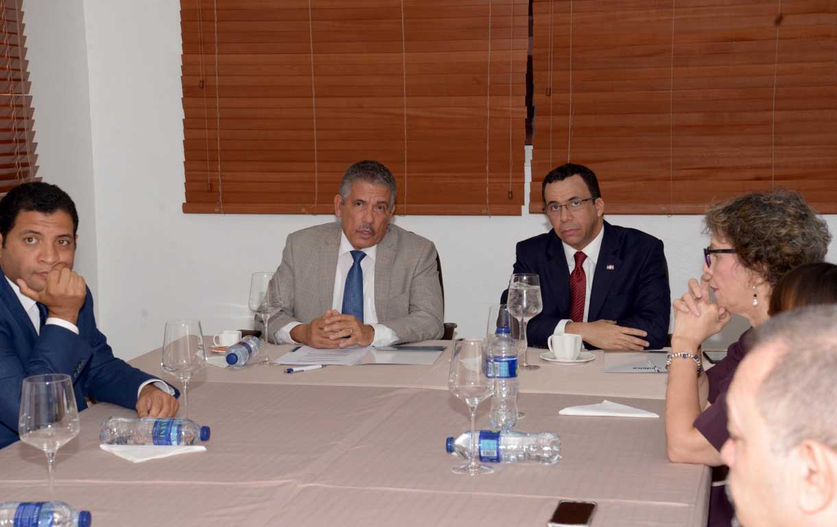  imagen Ministro Andrés Navarro y Director IDEICE  a la mesa durante reunión. 