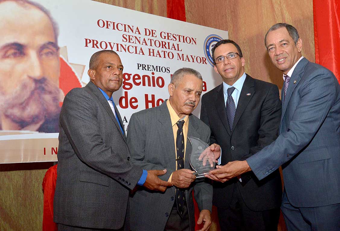  imagen Ministro Andrés Navarro entrega reconocimiento a profesor Ángel María Hubiera.  