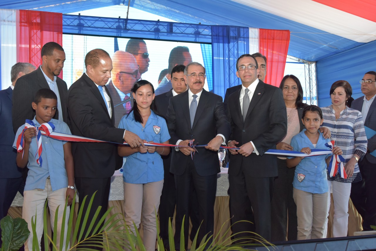  imagen Presidente Danilo Medina junto a Ministro Navarro y demás autoridades cortan cinta de inauguración en centro educativo en la Vega 