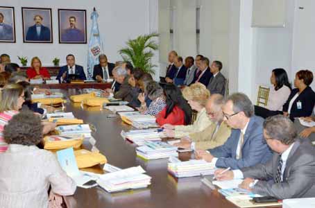  imagen Ministro Andrés Navarro a la mesa junto a los integrantes del Consejo Nacional de Educación (CNE). 
