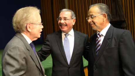  imagen Presidente Danilo Medina sonriente, a su derecha el empresario José Luis Corripio y a su izquierda el comunicador Huchi Lora. 