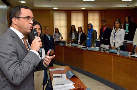  imagen Ministro Andrés Navarro ofrece sus declaraciones frente a los representantes del Modelo Internacional de las Naciones Unidas del Ministerio de Educación. 