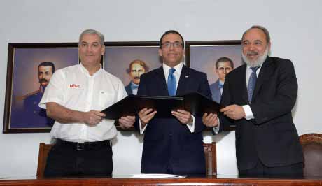  imagen Fotografía del Ministro Andrés Navarro al centro; a su derecha Ministro Gonzalo Castillo y a izquierza Director Francisco Pagán. 