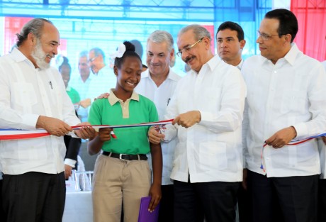  imagen Presidente Danilo Medina de pie cortando cinta acompañado del ministro Antonio Peña Mirabal y demas autoridades educativas  