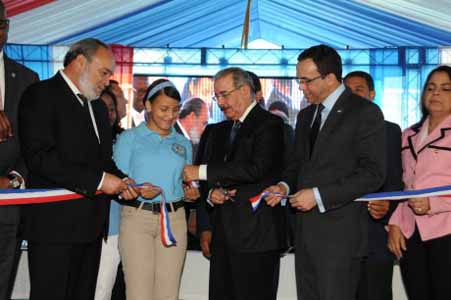  imagen El Presidente Danilo Medina entrega dos nuevos centros educativos a la comunidad de Los Tres Brazos, en Santo Domingo Este 