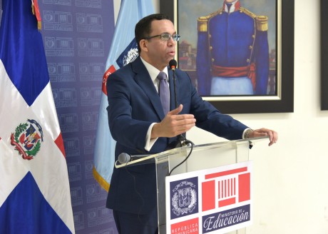 imagen Ministro Andrés Navarro de pie en podium dirige discurso  