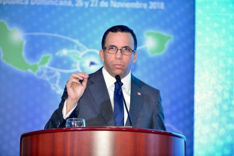  imagen Ministro AndrÃ©s Navarro en podium de pie ofreciendo declaraciones en apertura de seminario iberoamericano
Â  