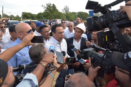  imagen Ministro Antonio Peña Mirabal durante recorrido por Santiago. 