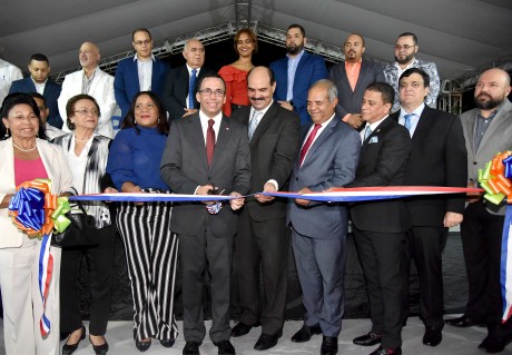  imagen Ministro AndrÃ©s Navarro de pie conrtando cintaÂ Â en la apertura de la XX Expo Bonao 2018 junto a autoridades de la provincia MonseÃ±or Nouel 