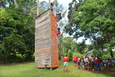  imagen Estudiantes realizan alpinismo en campamento MINERD 