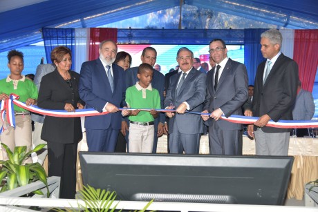  imagen Presidente Danilo Medina junto a Ministro Andrés Navarro y demás autoridades educativas cortan cinta en acto de entrega de cuatro modernos centros educativos 