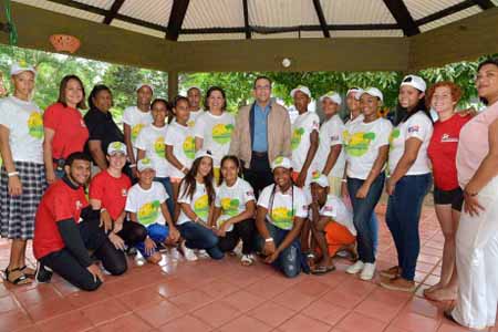  imagen Ministro Andrés Navarro junto a grupo de estudiantes en el Campamento de Verano Aventura, todos sonrien. 