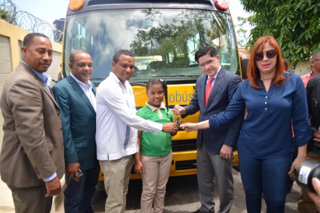  imagen Director Administrativo MINERD junto a comunidad eduativa de Miches haciendo entrega de llaves de autobuses escolaesÂ  