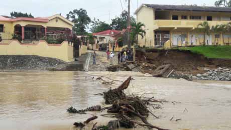  imagen Andrés Navarro evalúa daños de Centros Educativos por inundaciones en zonas afectadas por lluvias, para reparaciones inmediatas. 