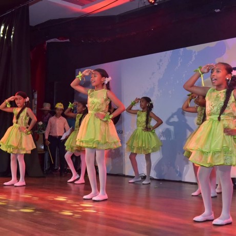  imagen Niños bailan en el escenario durante su presentación en XII Muestra Nacional de Educación Artística y la Sexta Gala de la Modalidad en Artes 
