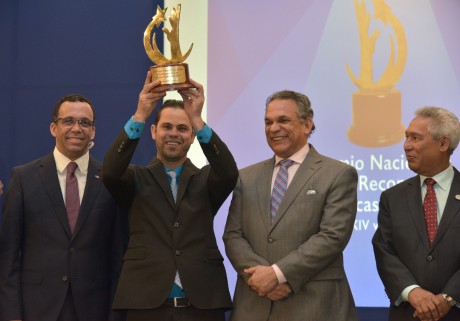  imagen Ministro Andrés Navarro junto al Ministro Ventura Camejo entregan premio a la Calidad Institucional  