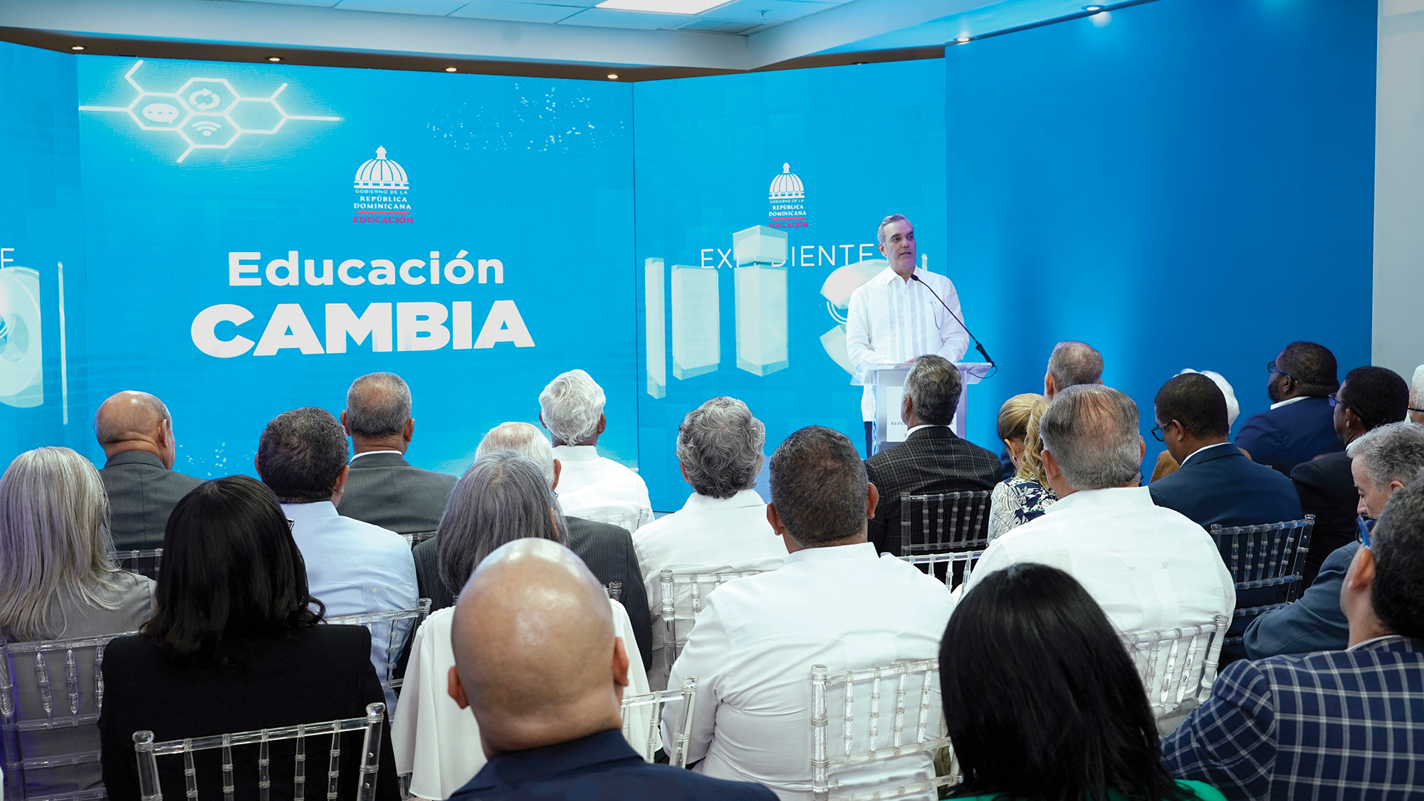 imagen del presidente Luis Abinader hablando a los presentes 