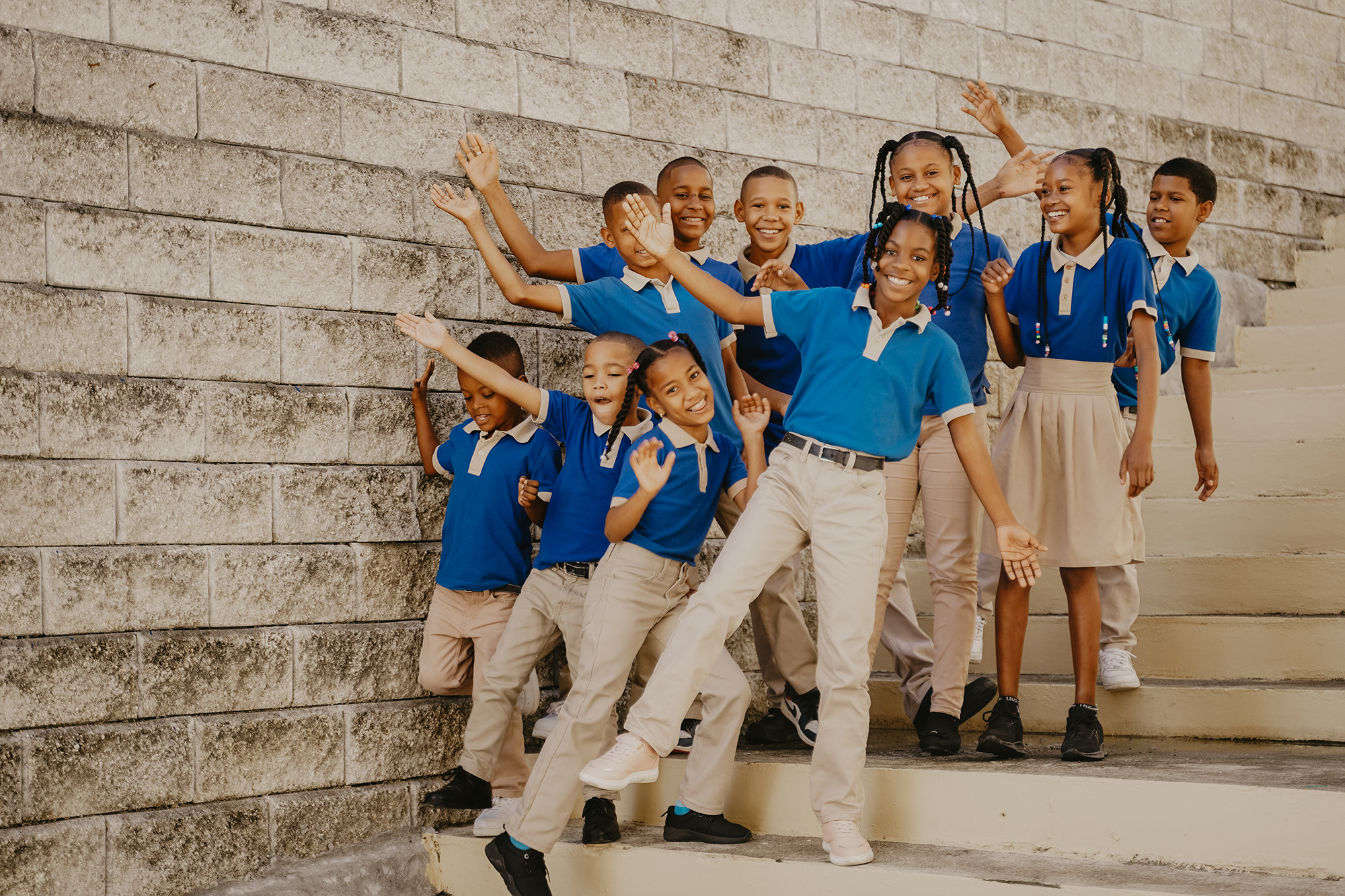 imagen de niños uniformados sonriendo en escalera