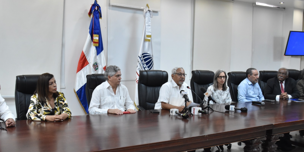  imagen Ministro de Educaci&oacute;n sentado en el sal&oacute;n Ercilia Pepin junto a dem&aacute;s entidades del MINERD&nbsp; 
