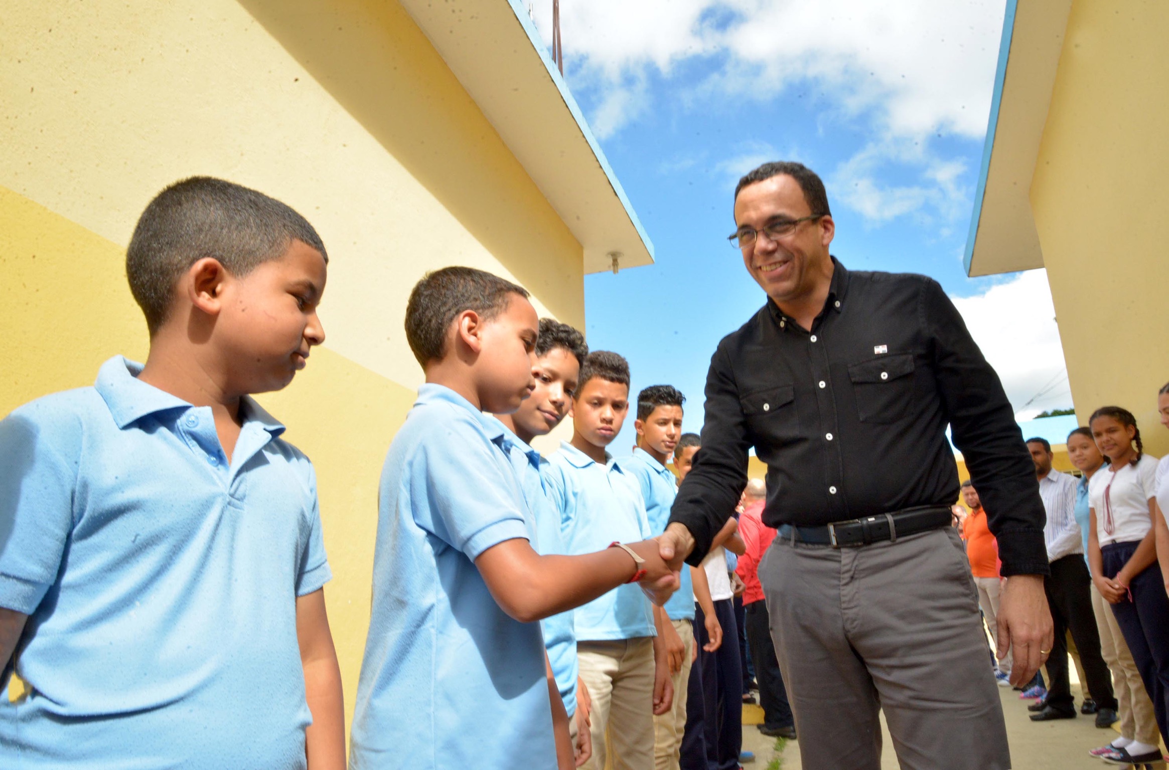  imagen Ministerio Andr&eacute;s Navarro interact&uacute;a con estudiantes, entre ellos ni&ntilde;o&nbsp;impedido f&iacute;sico-motor. 