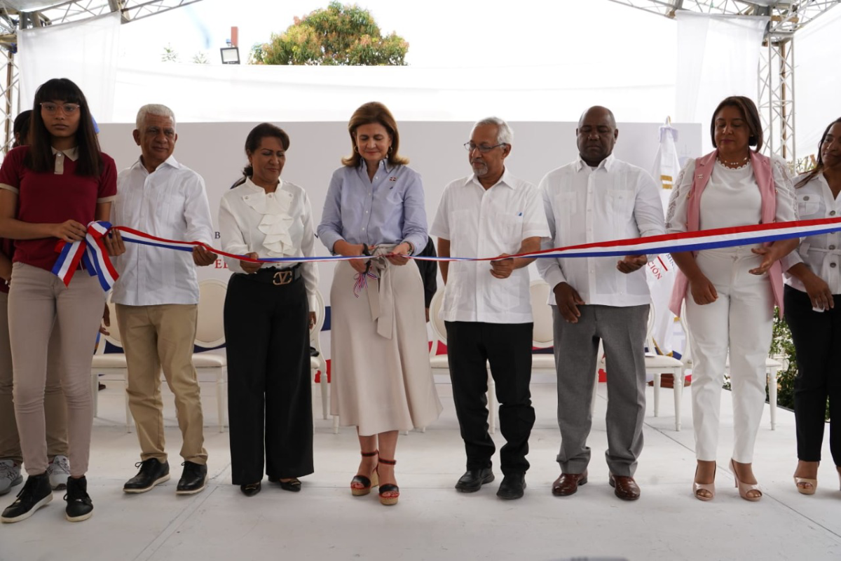 imagen vicepresidenta de la Rep&uacute;blica, Raquel Pe&ntilde;a, y el ministro de Educaci&oacute;n, &Aacute;ngel Hern&aacute;ndez, junto a otras autoridades durante corte de cinta. 