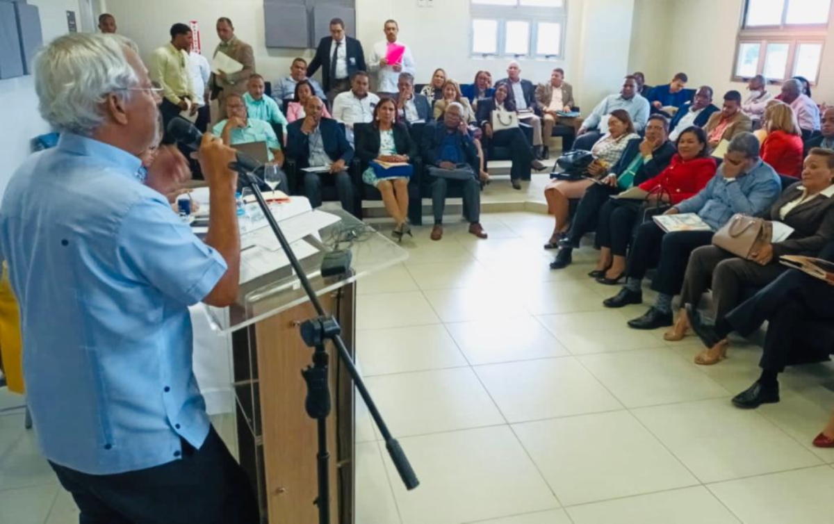 imagen Ministro de Educaci&oacute;n, &Aacute;ngel Hern&aacute;ndez reunido con directores regionales y distritales. 