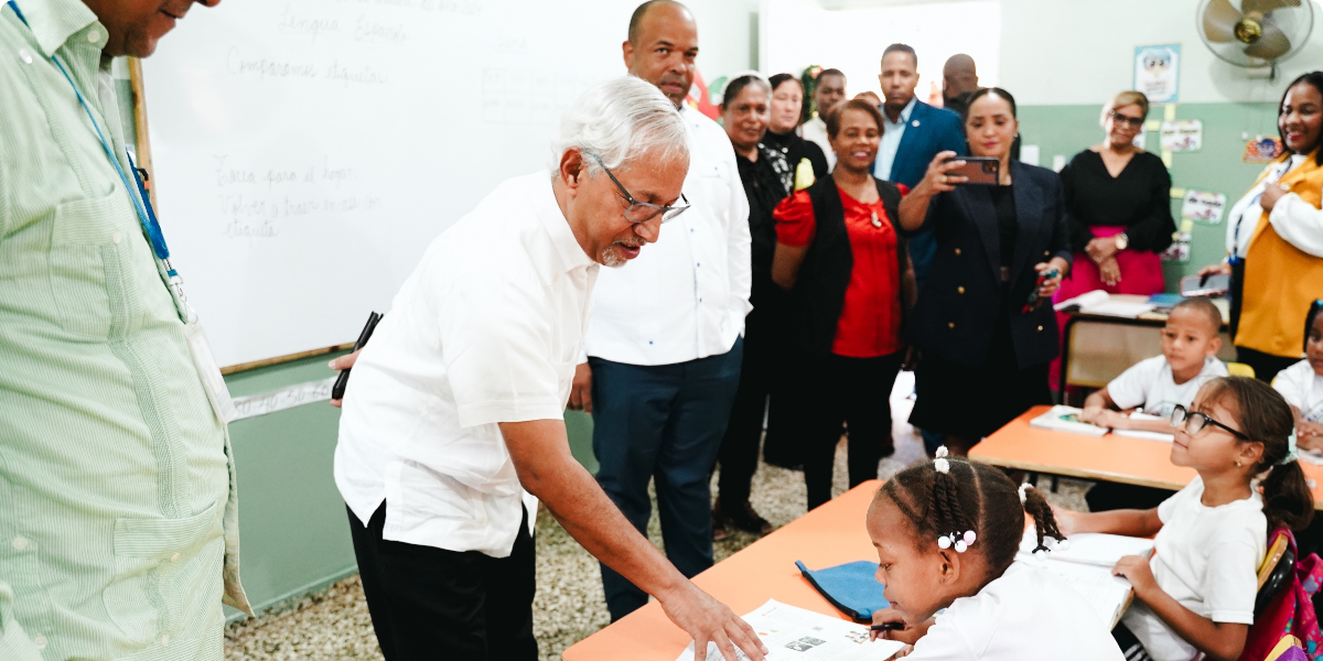  imagen Ministro de Educaci&oacute;n, &Aacute;ngel Hern&aacute;ndez, junto a estudiantes&nbsp; 