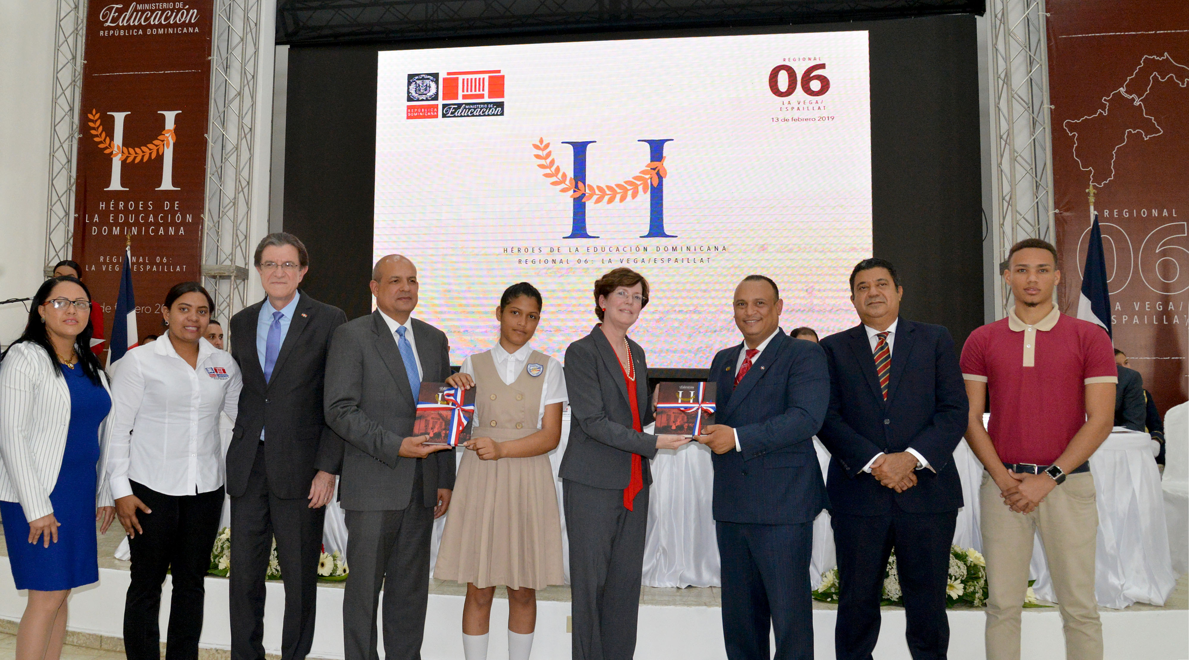  imagen Autoridades del Ministerio de Educaci&oacute;n de pie entregando libros H&eacute;roes de la Educaci&oacute;n Dominicana 
