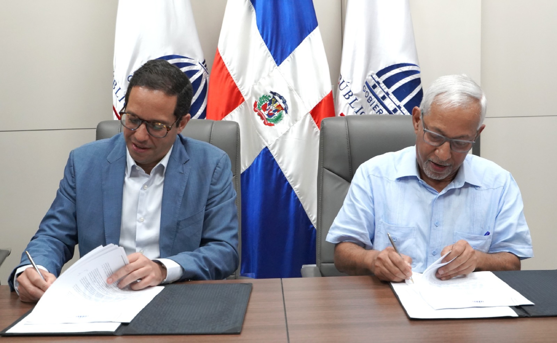  imagen ministro de Administraci&oacute;n P&uacute;blica, Sigmund Freund y el ministro de Educaci&oacute;n, &Aacute;ngel Hern&aacute;ndez 