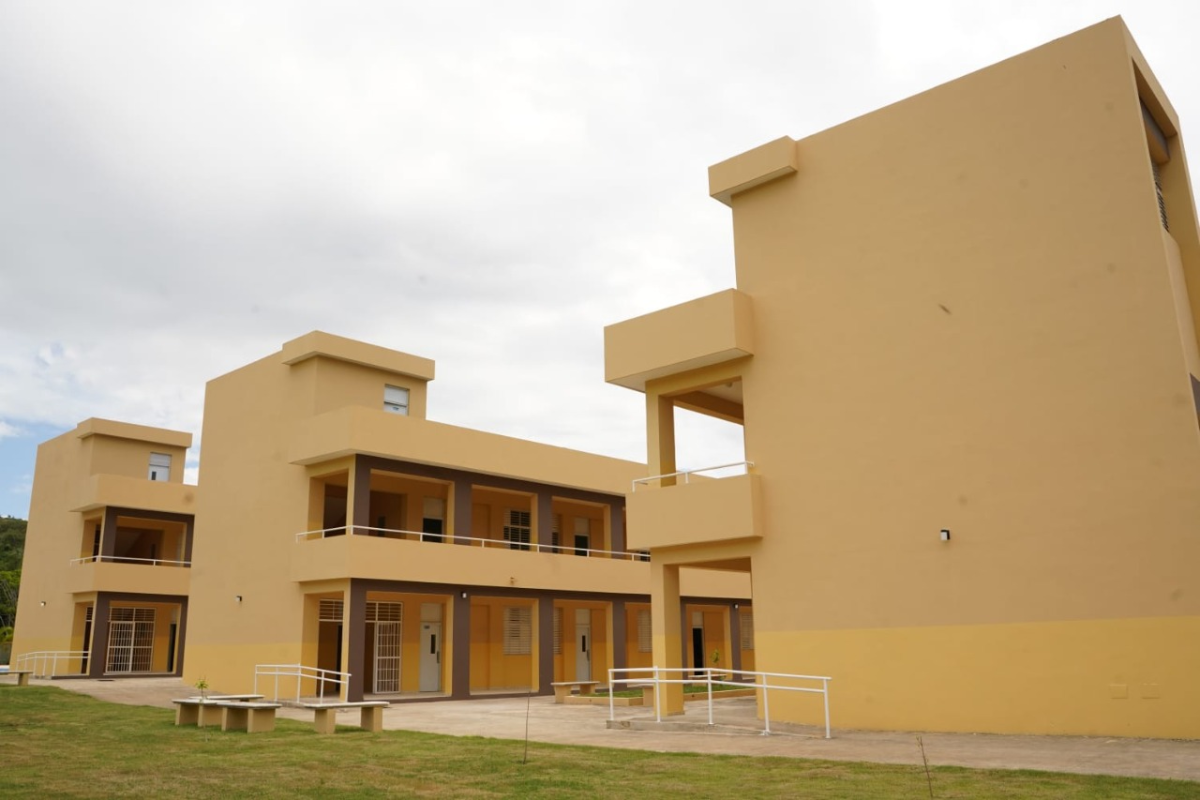  imagen Pesidente Luis Abinader y ministro Roberto Fulcar encabezan apertura de moderno centro educativo en Las Terrenas 