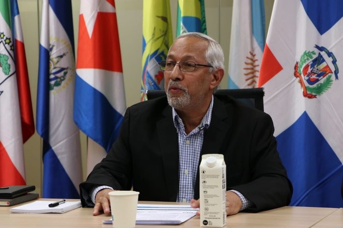  imagen Ministro de Educaci&oacute;n sentado durante clausura. 