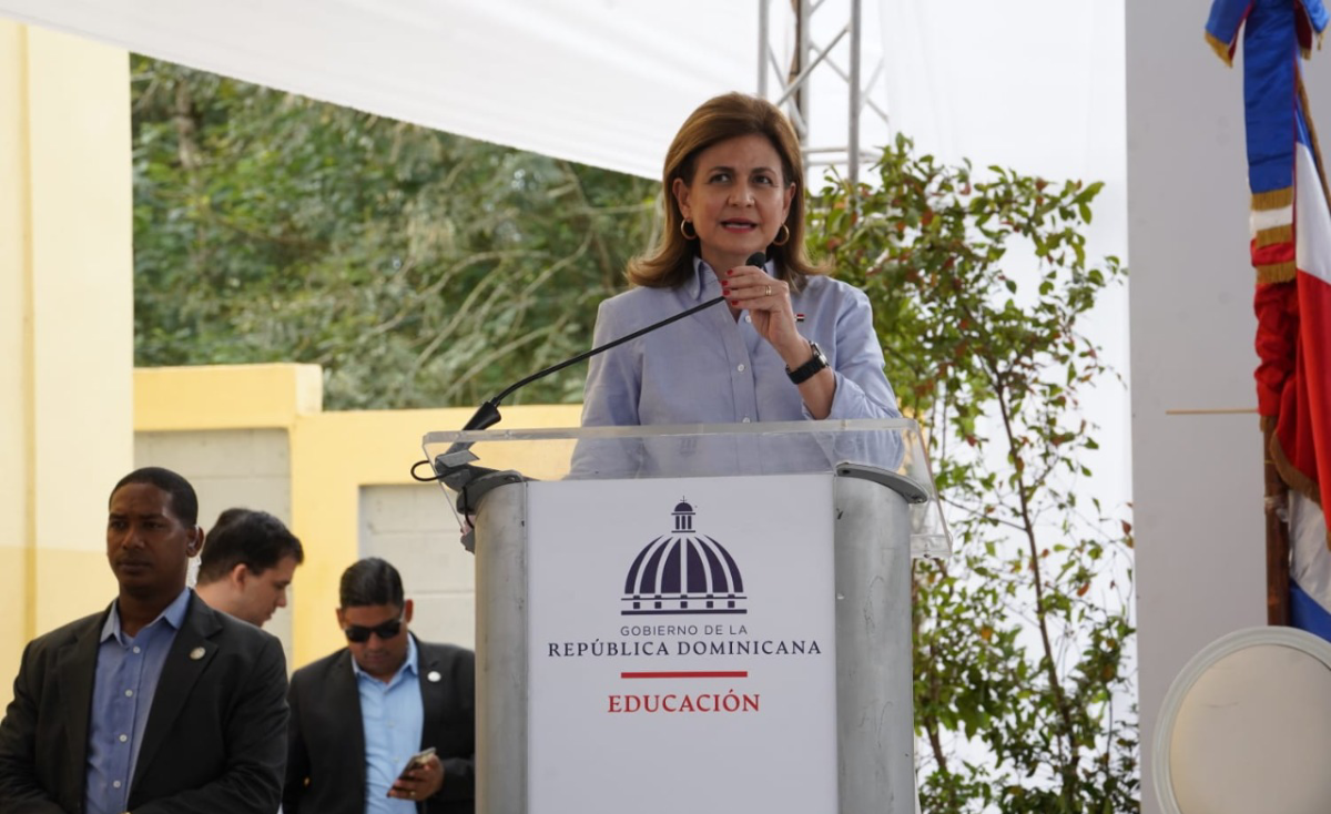  imagen vicepresidenta de la República, Raquel Peña, y el ministro de Educación, Ángel Hernández, junto a otras autoridades durante corte de cinta. 