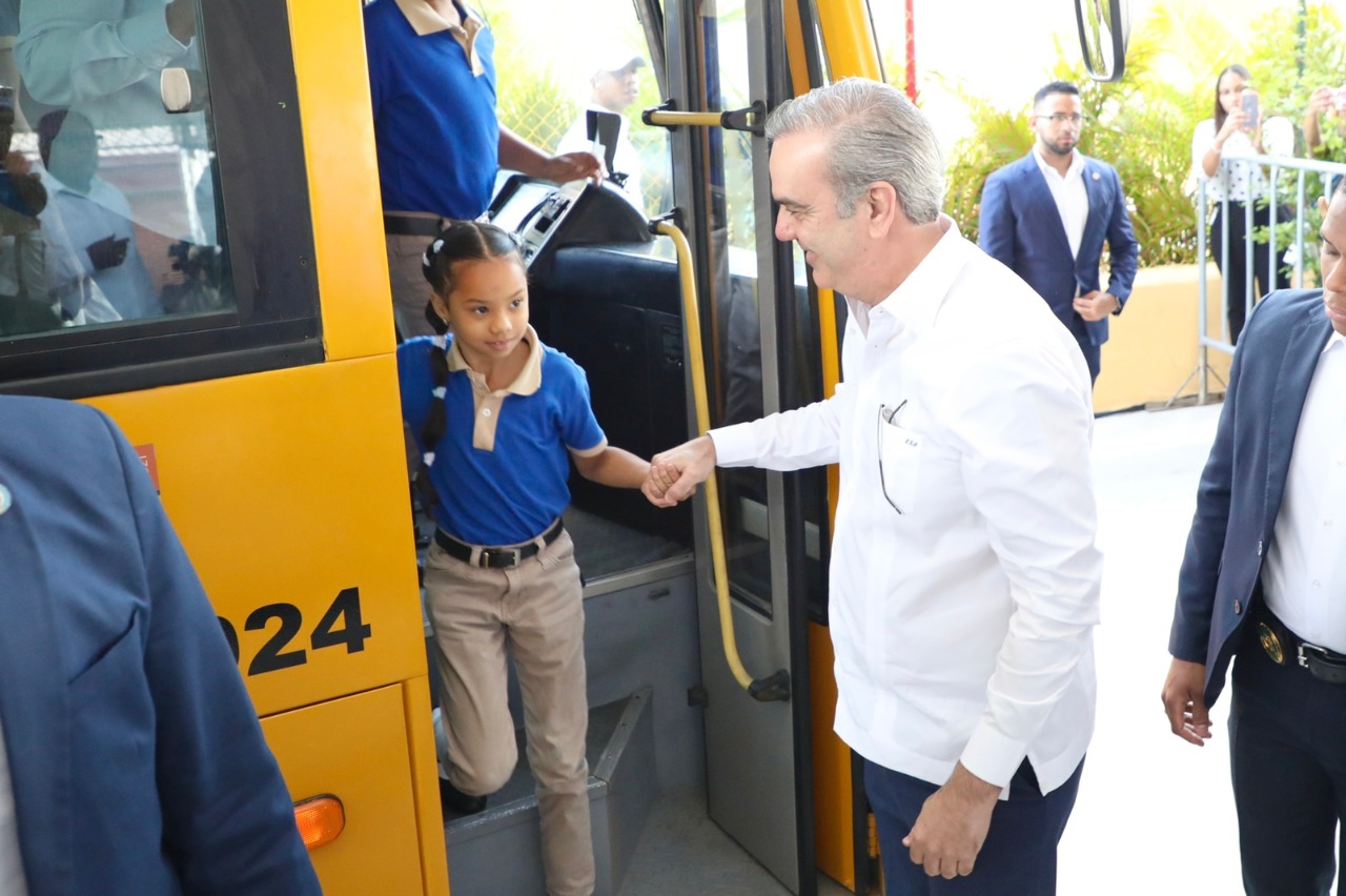  imagen Presidente Luis Abinader y Mininistro &Aacute;ngel Hernandez, junto a otras actividades durante corte de cita en acto. 