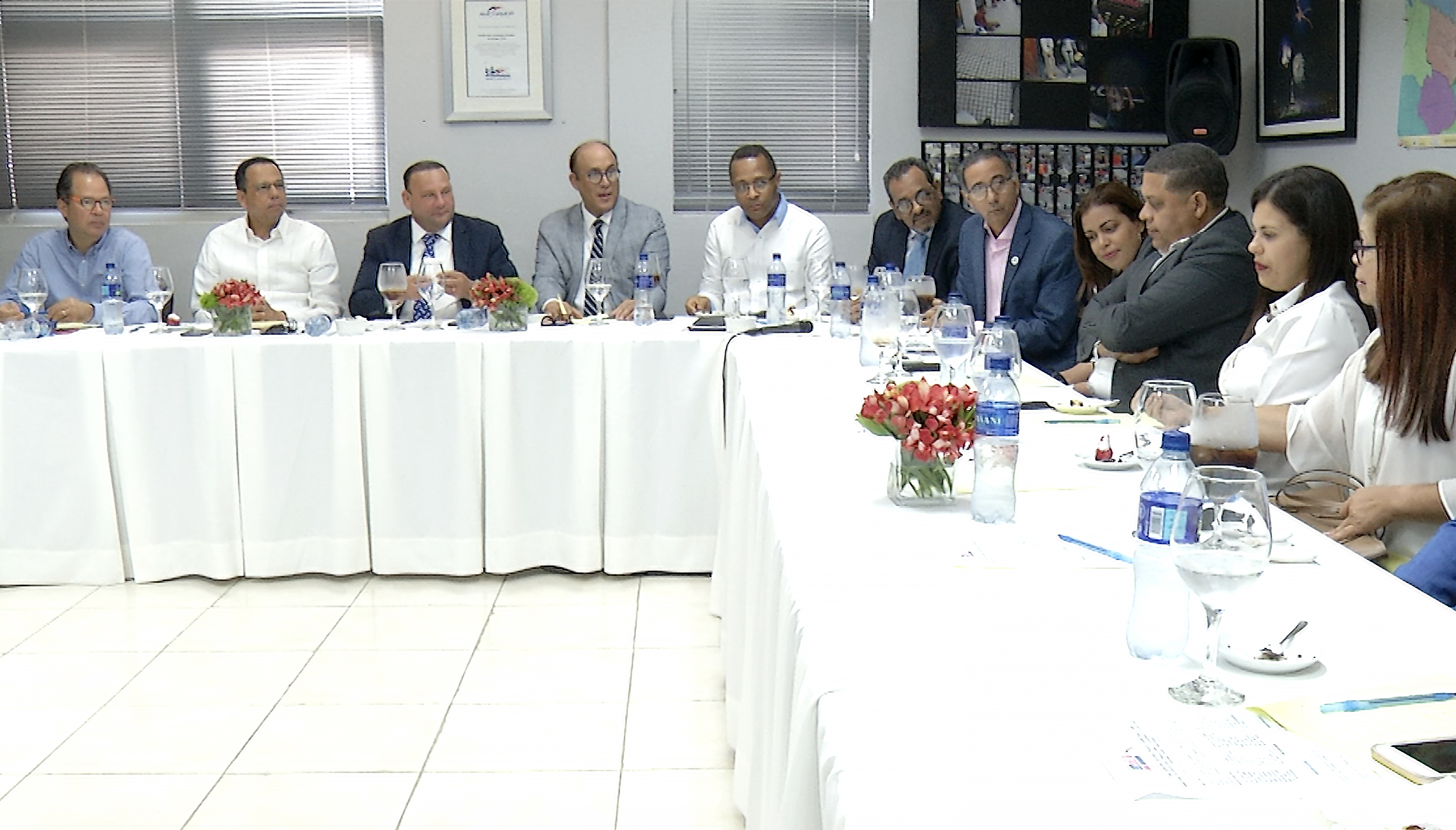  imagen Ministro sentado durante encuentro-almuerzo con los directivos y otras personalidades invitadas del Consejo para el Desarrollo Estrat&eacute;gico de la Ciudad y el Municipio de Santiago. 