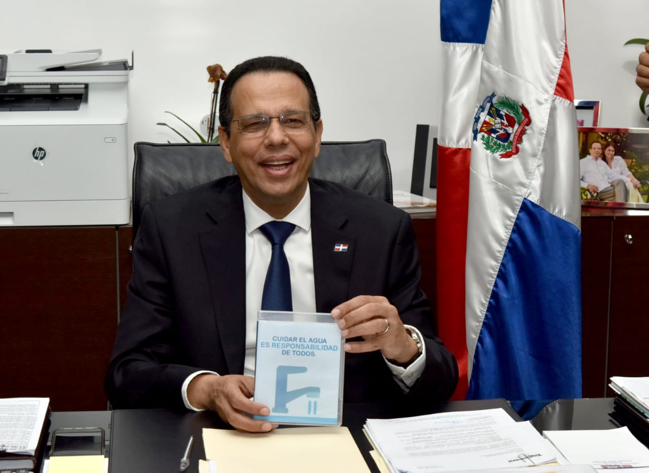 imagen Ministro Pe&ntilde;a Mirabal en su despacho envia mensaje para concientizar a la comunidad educativa con respecto a la racionalizaci&oacute;n del agua 