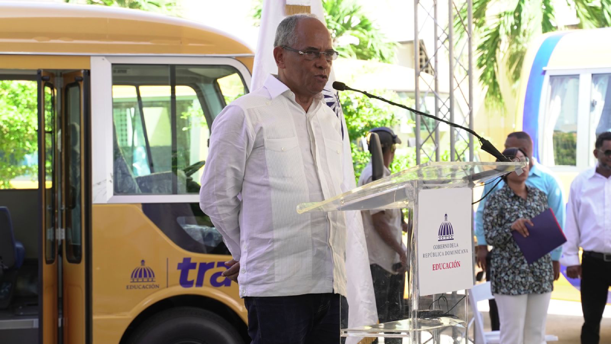  imagen Ministro de Educación, Ángel Hernández encabeza acto del Sistema Nacional de Transporte Estudiantil ( TRAE) en el Gran Santo Domingo.  