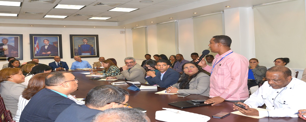  imagen Henry Santos en reuni&oacute;n con directores regionales 