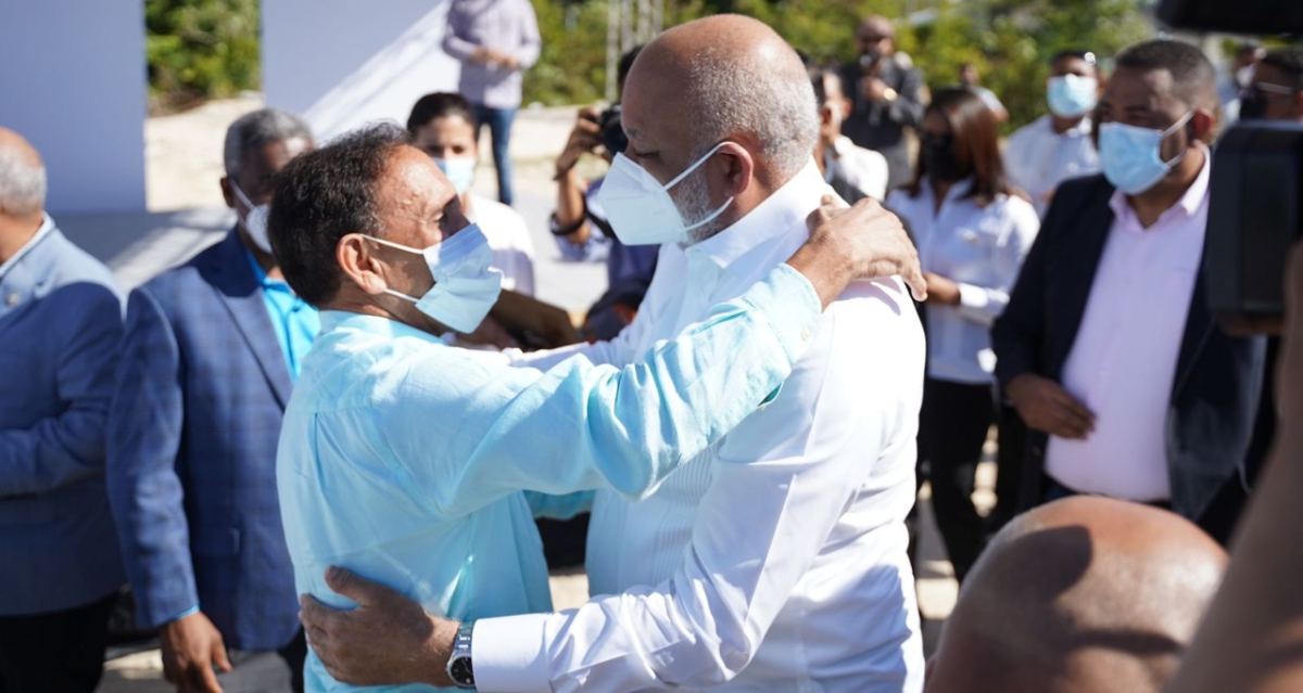  imagen Ministro de Educación Roberto Fulcar y doctor Cruz Jiminián junto a otras autoridades dan primer palazo. 