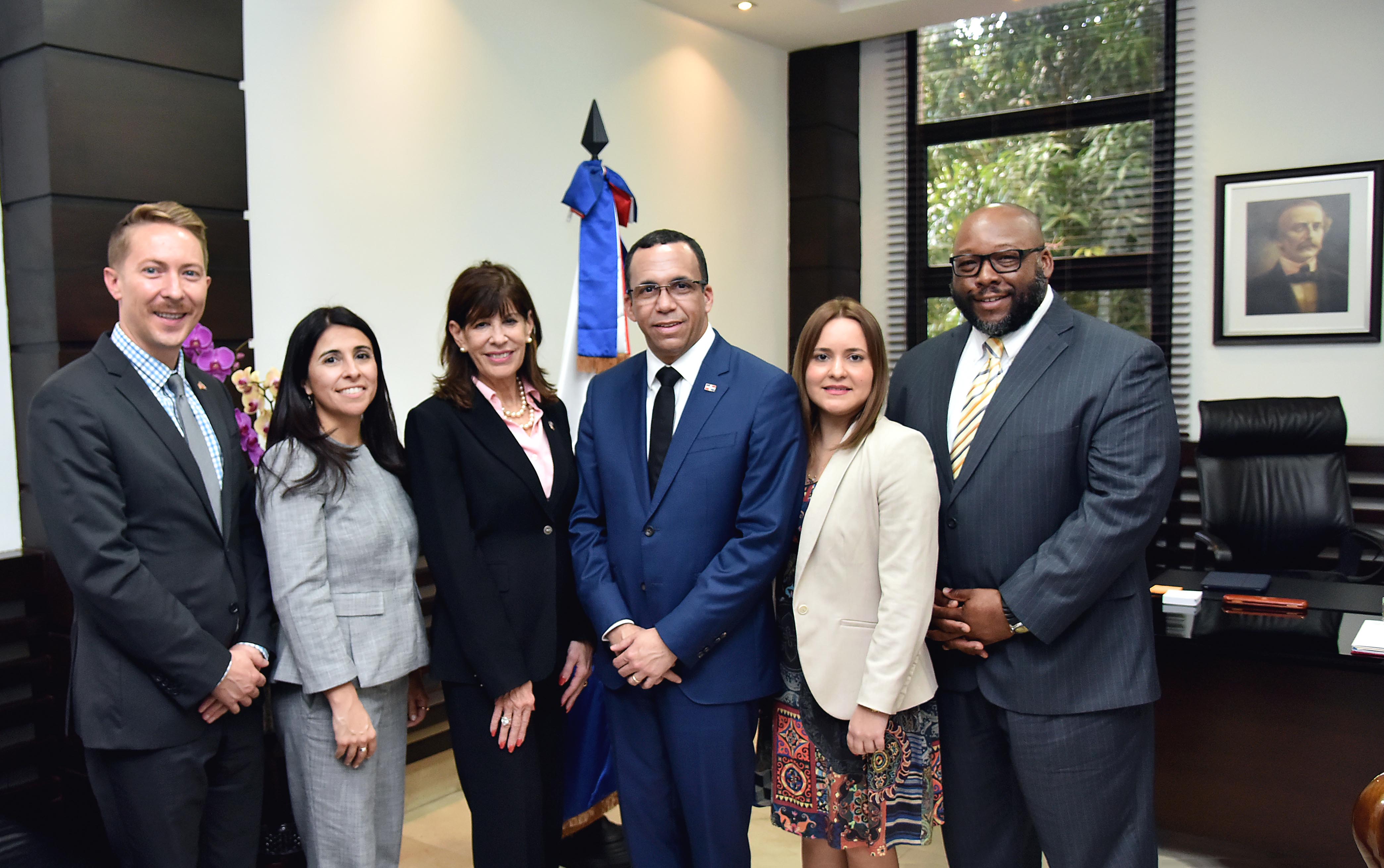  imagen Ministro Andr&eacute;s Navarro de pie junto a embajadora de los Estados Unidos estrechandose la mano
&nbsp; 