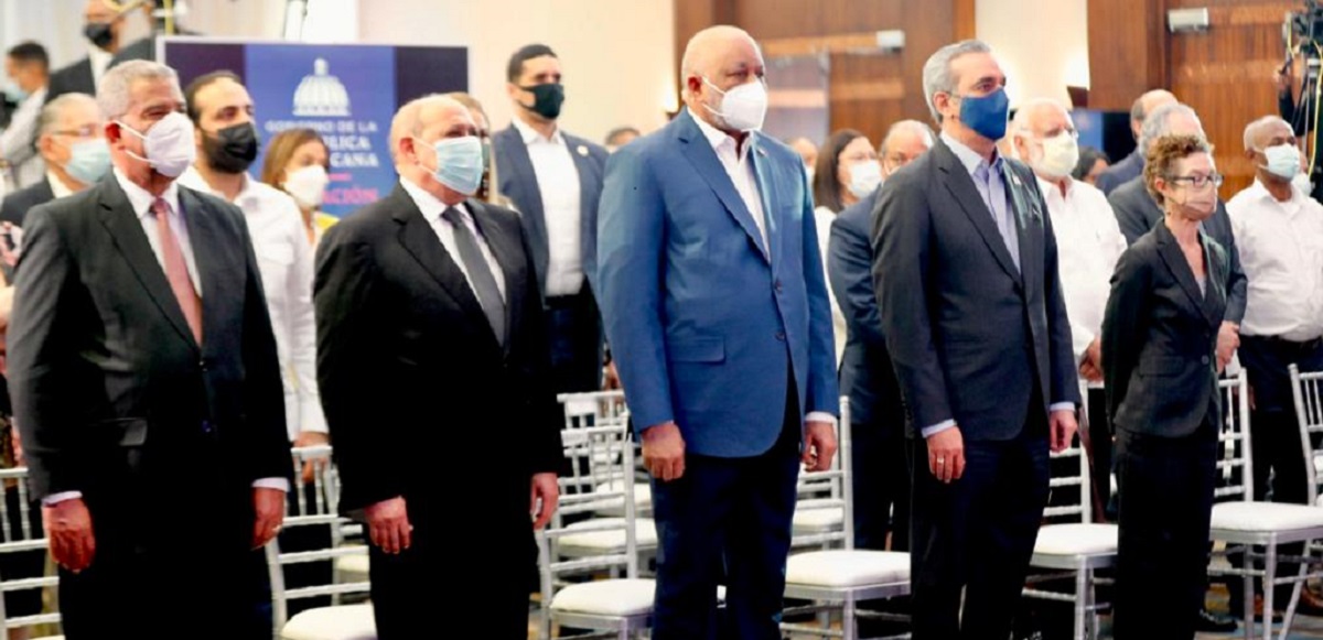  imagen Presidente Luis Abinader, ministro de Educación Roberto Fulcar y demás presentes, de pie durante actividad. 