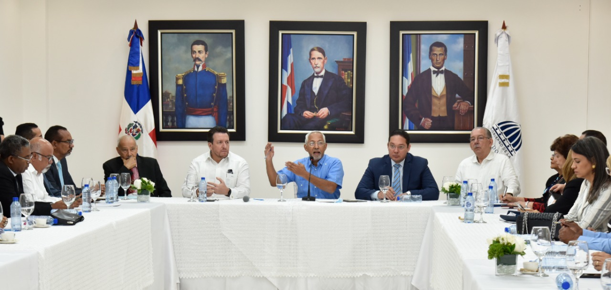  imagen Ministro de Educación,  Ángel Hernández  reunido con representantes de la Asociación Dominicana de Universidades  (ADOU) y Asociación Dominicana de Rectores de Universidades (ADRU). 