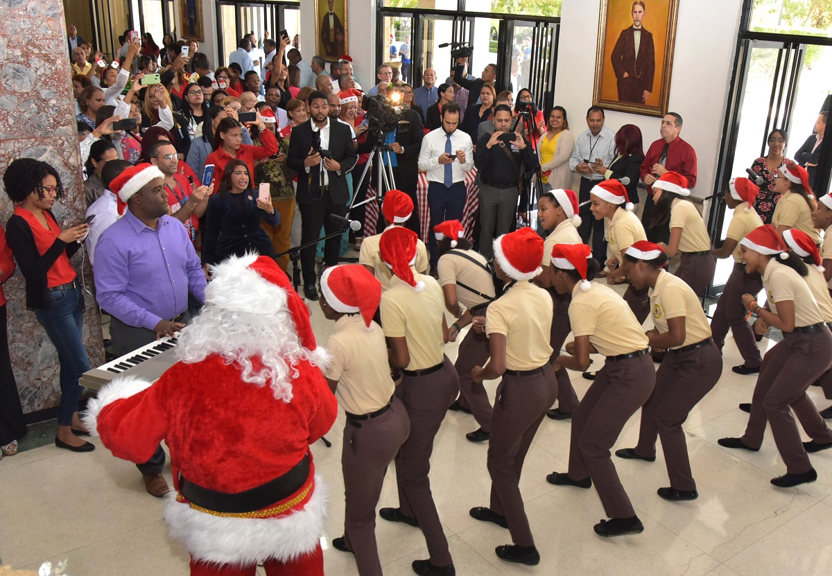  imagen Coro de estudiantes cantando en la sede del MINERD con motivo del inicio de la navidad. 