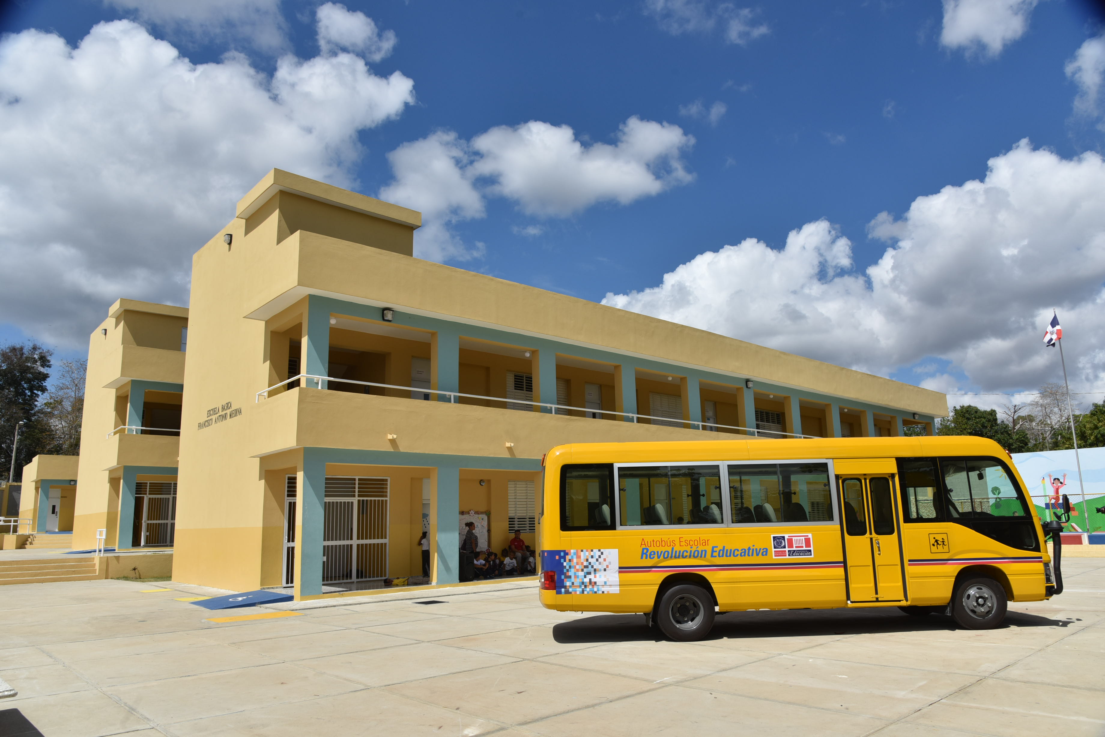  imagen Director Administrativo MINERD, Jorge Luis Moronta de pie entregando llave de nuevo autob&uacute;s escolar a representabtes de la comunidad educativa de Partido Dajab&oacute;n&nbsp; 