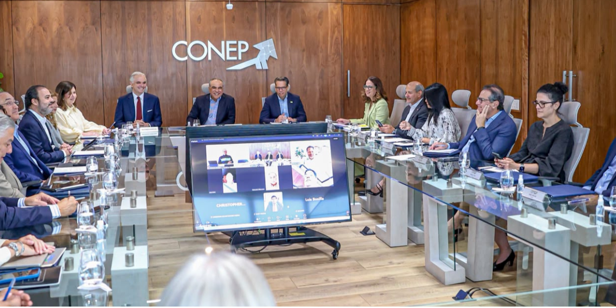  imagen Ministro De Camps, en un encuentro con la directiva del Consejo Nacional de la Empresa Privada (CONEP) 