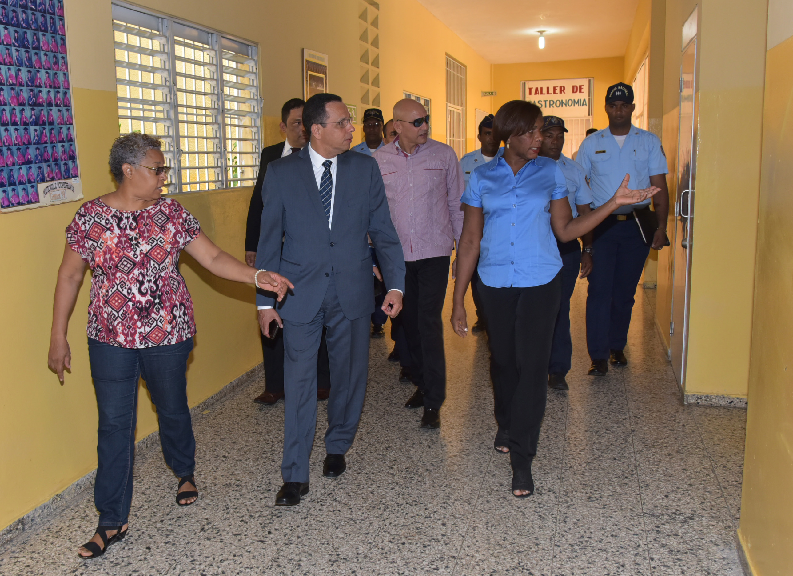  imagen Ministro de educaci&oacute;n junto a directora del Polit&eacute;cnico V&iacute;ctor Estrella Liz y otras personalidades, durante recorrido. 