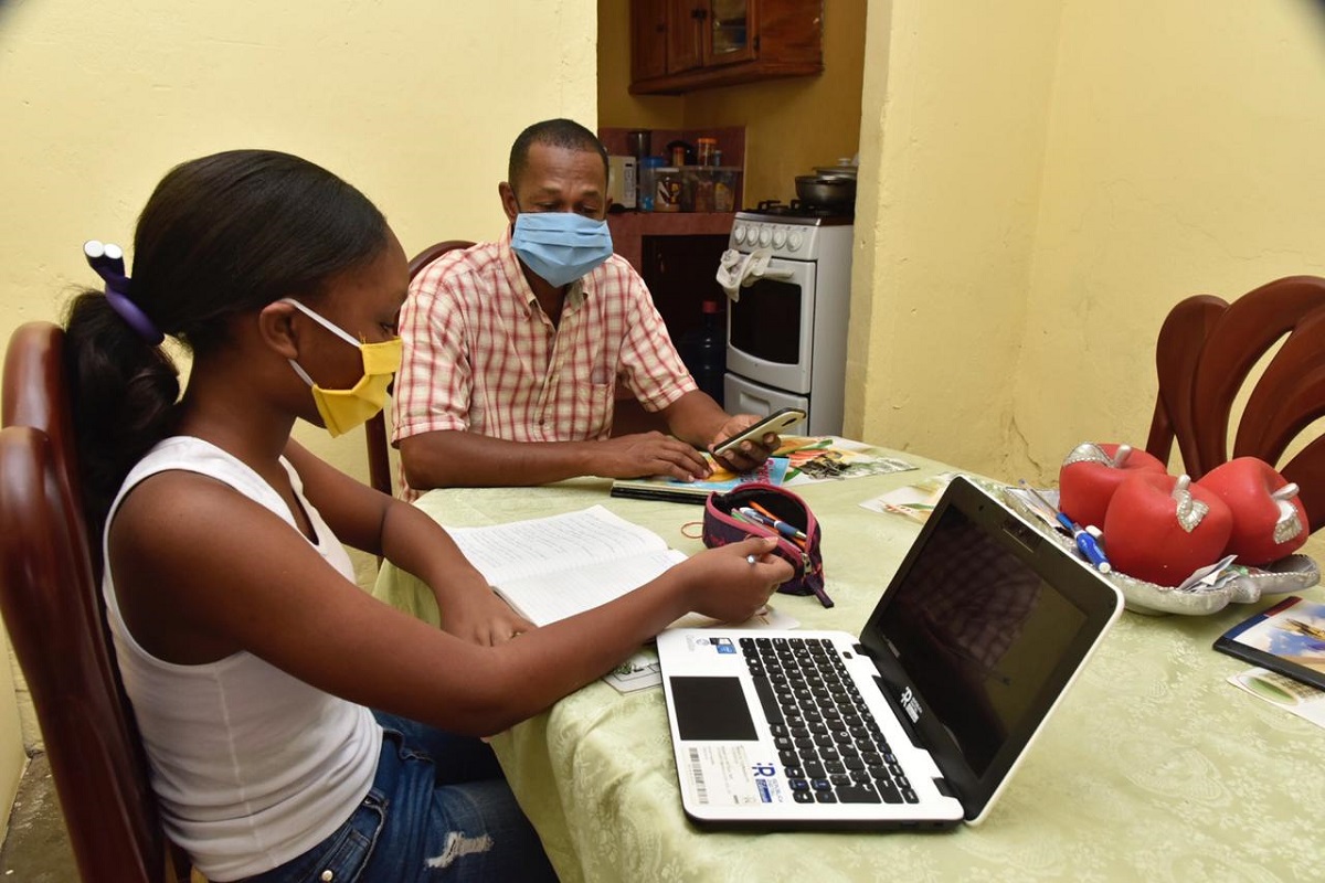  imagen Estudiantes haciendo uso de la tecnolog&iacute;a para estudiar a distancia 