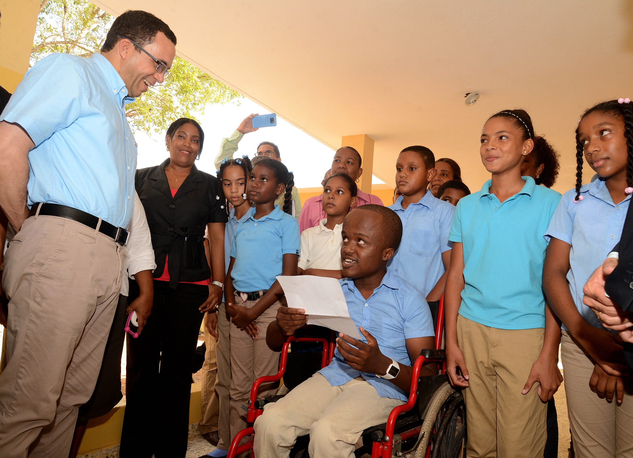  imagen Ministerio Andr&eacute;s Navarro interact&uacute;a con estudiantes, entre ellos ni&ntilde;o&nbsp;impedido f&iacute;sico-motor. 